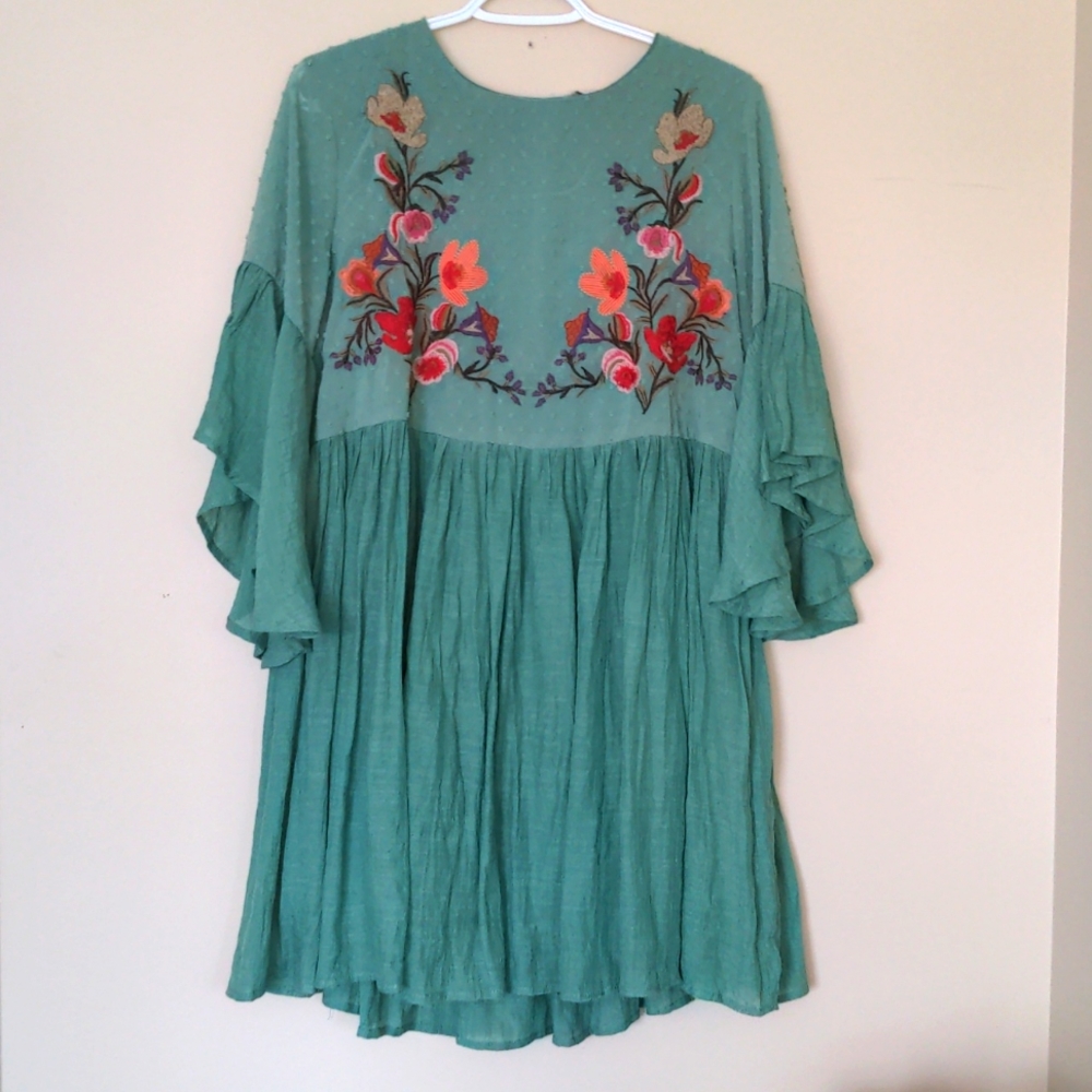 Beautiful floral embroidered green flowy, comfy mid length flowy sleeve size M